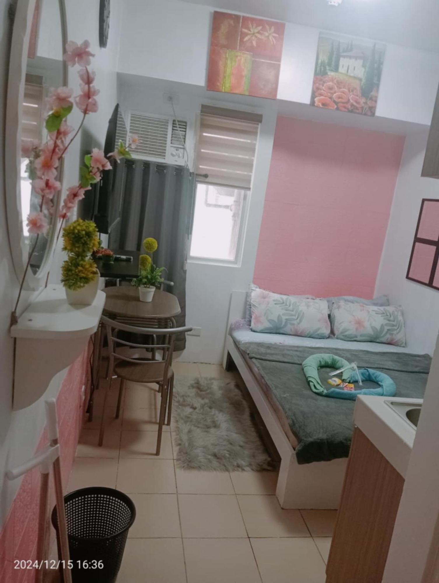 Urban Deca Staycation Mandaluyong Buitenkant foto